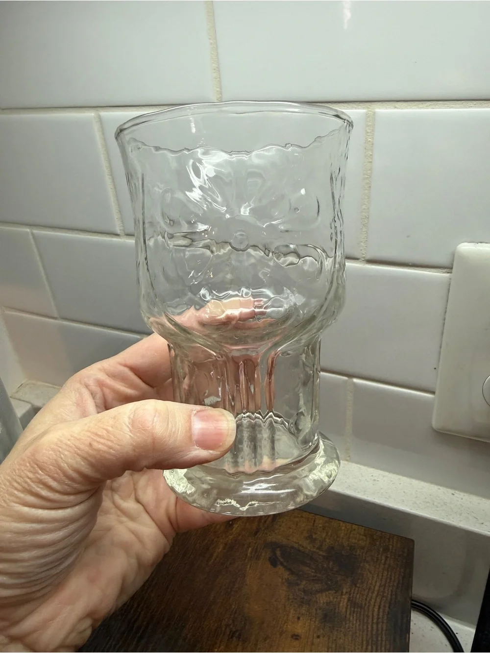 7 daisy embossed glasses 1970s